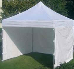 4 stands extérieurs pliants (deux 4x4 m2 et 2 3x4 m2)