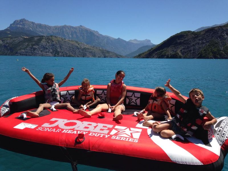 Bouée tractée sur le lac de Serre-Ponçon - par Natu'roll 