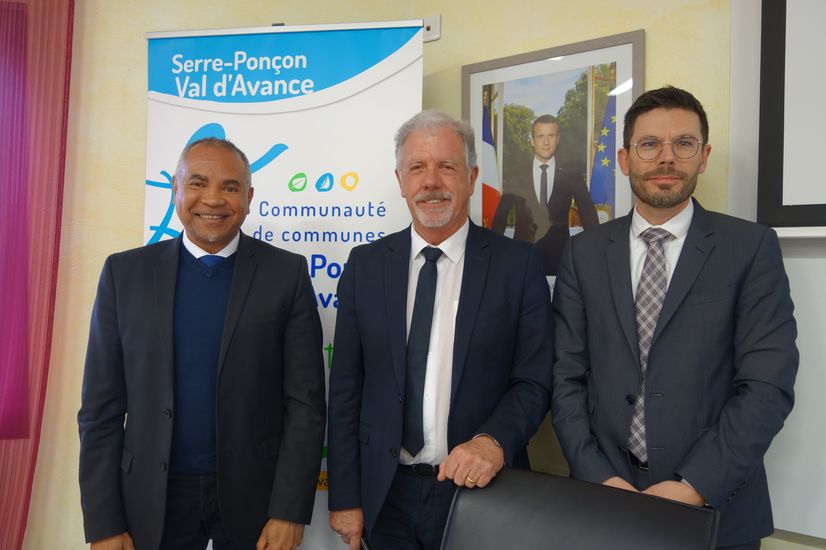 De gauche à droite Le Préfet, Joël Bonnaffoux président de la CCSPVA et le secrétaire général Cédric Verline