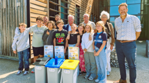 Remise de 60 poubelles de tri au collège Simone Veil - 11-06-26