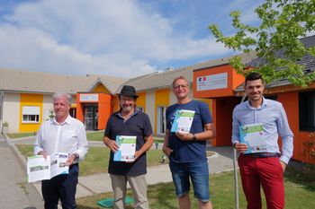 Remise officielle du premier numéro au Président de la CCSPVA Joël Bonnaffoux, et le Directeur des Services Gaëtan Parpillon